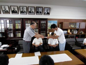 支援金を贈呈