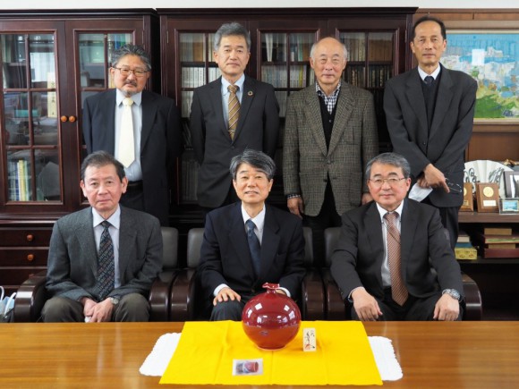 東田校長先生（中央）と中島新校長先生（向かって左） （令和３年３月２９日　退官記念品贈呈式